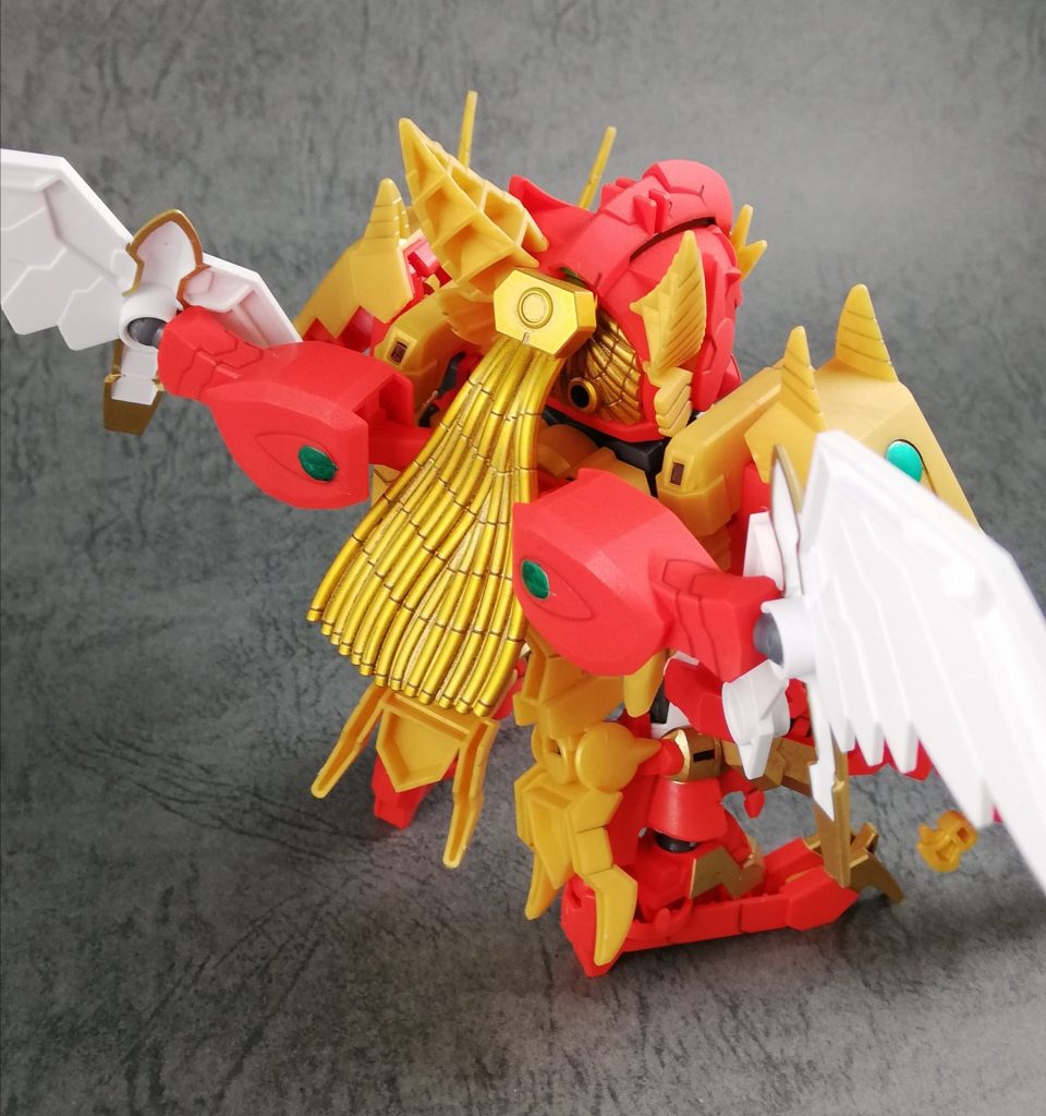 アヴァランチの背中と羽は付属の手首中継パーツを改造して連結しています。