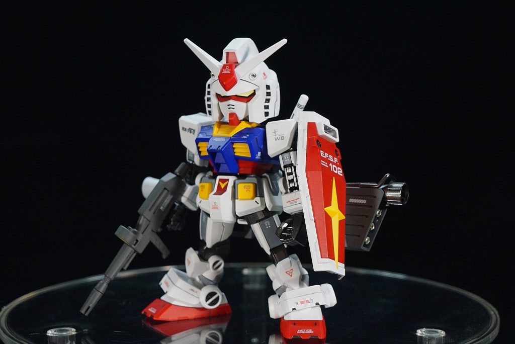 ガンダムヘッドにも差し替えできるようにしてます。
可動とスタイリッシュを目指しつつ、
SDから外れすぎないバランスに調整してみました。