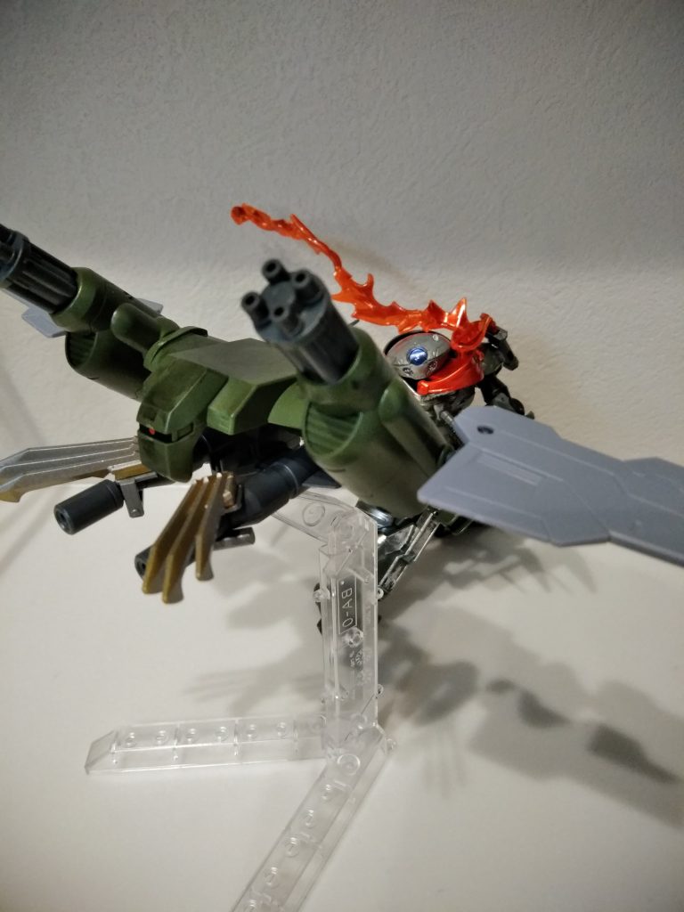 ガトリングロウ
カラスがモチーフのサポートメカ。ティトルローター部にガトリングを無加工ではめ、回すことができます!グフR35のバックパックパーツと
戦国ウエポンのクローで奇襲と飛行しつつ砲撃の雨を降らせます!