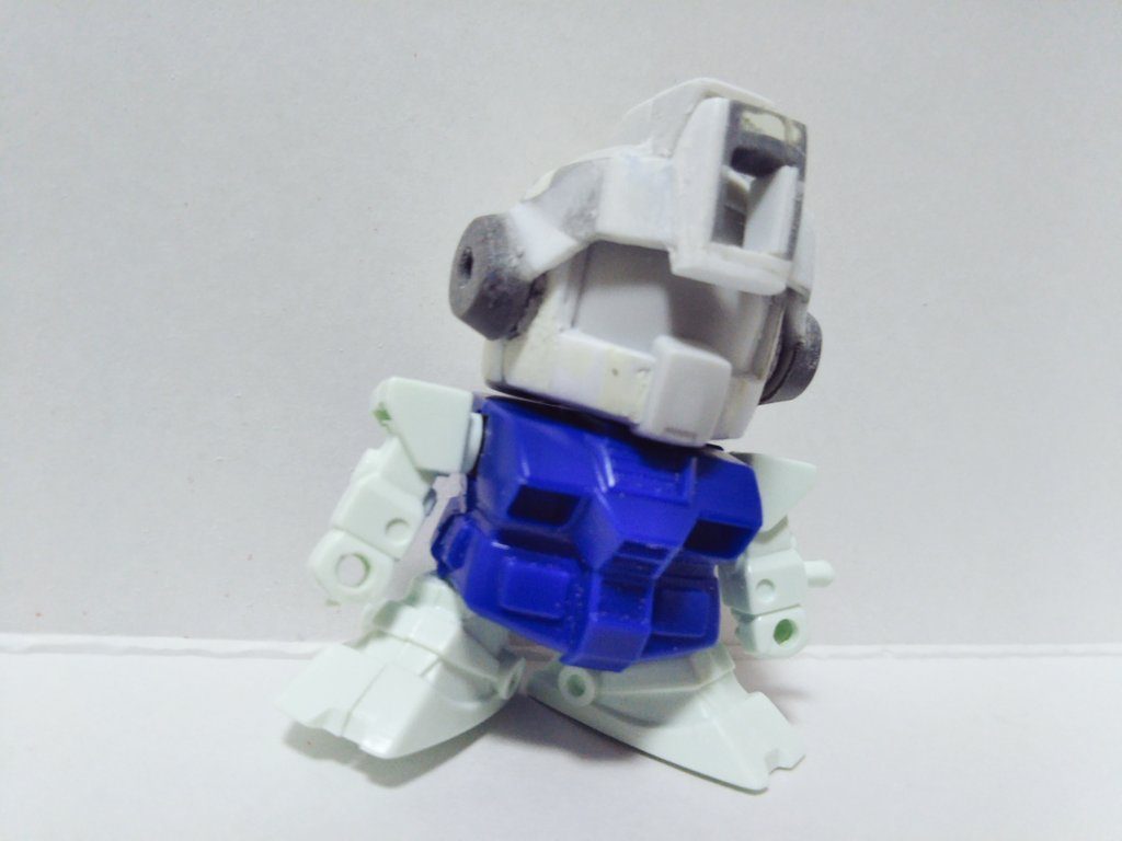 ゴーグルはBB戦士ガンダムNT-1のマスクを元に改造…ですがプラ板切り貼りなどで原形は全くとどめてません。