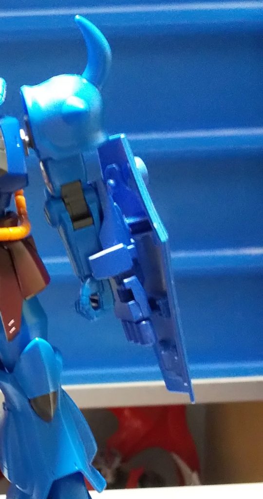 フィンガーバルカンを外して通常の手に付け替え。また、グフR35のバルカンの要らない所をとって元のピンは切り離し、新しく接続ピンを作成。腕に対して外側につけられるようにしました。