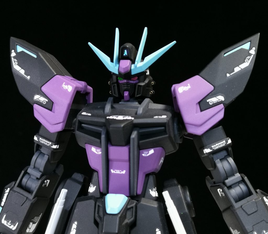 目はオッドアイに。