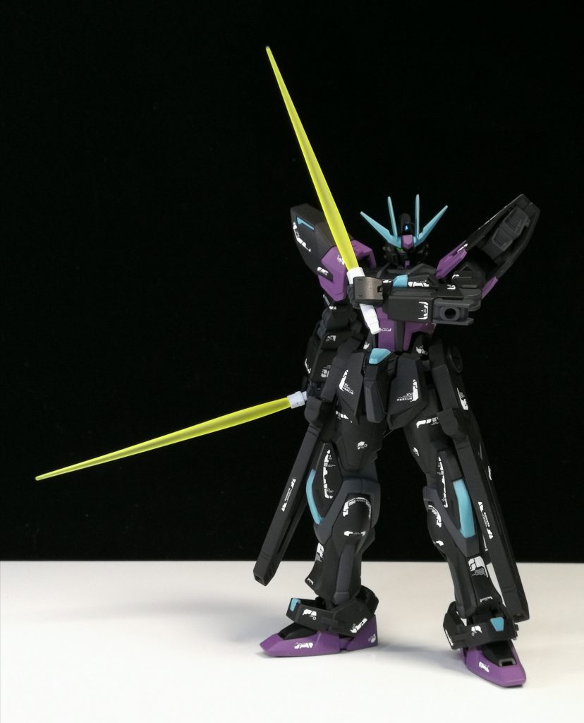 ·ビームサーベル
こちらは黒と紫に合わせてイエローのビーム刃を選んでみました。どことなくクロスボーンX2感…