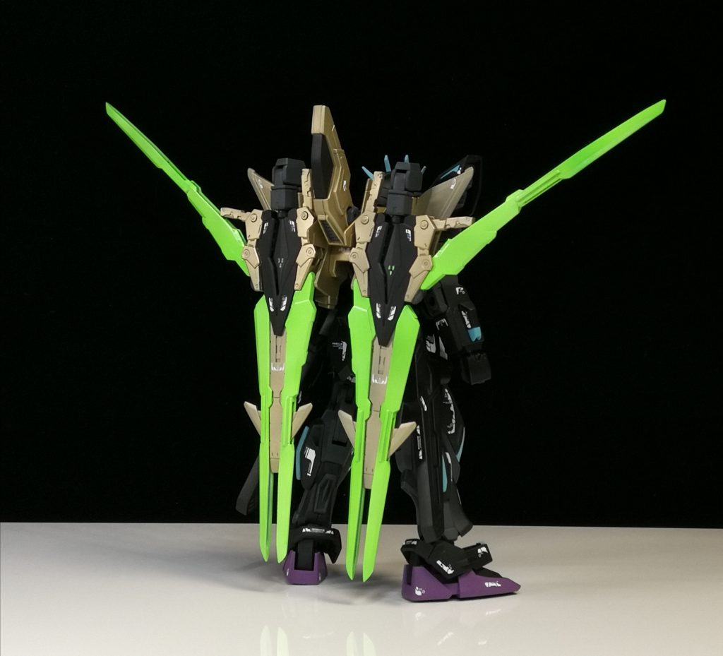 蛍光塗料で仕上げた部分は特殊素材で出来たことを設定にしてみたかったのですが…黒も相まって派手めになりましたね(笑)
実はカレトヴルッフフェーダーの改造アイデアを生かすのに製作したという目的とあります。