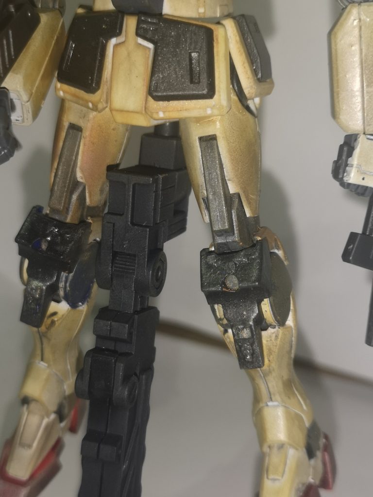 脚
ダブルオーセブンソードより移植。
膝当て?とGNカタールをマウントするパーツを剥ぎ、ガンメタルで塗装しています。