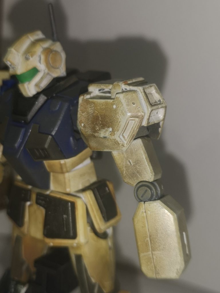 左腕
エコーズジェガンから拝借しました。
無加工だとボディと合わないため腕関節と径の合った部品をボディに貼付けています。