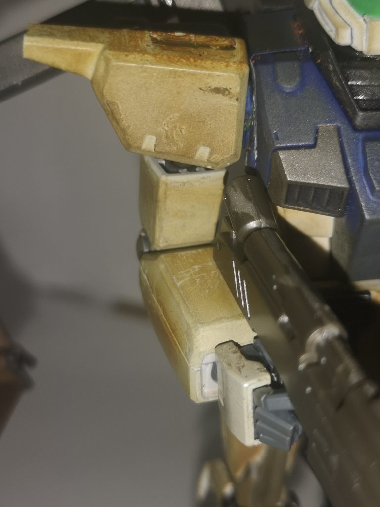 右腕
こちらもボディと接続するため、肩のみダブルオーから移植。
目隠しで前面のみジムカーディガンのパーツを貼っています。
また、肩と腕が合わないためランナーを差し込んで接続させています。
これらをハリボテ加工と勝手に呼んでいますが、個人的に緊急補修感があって好みです。