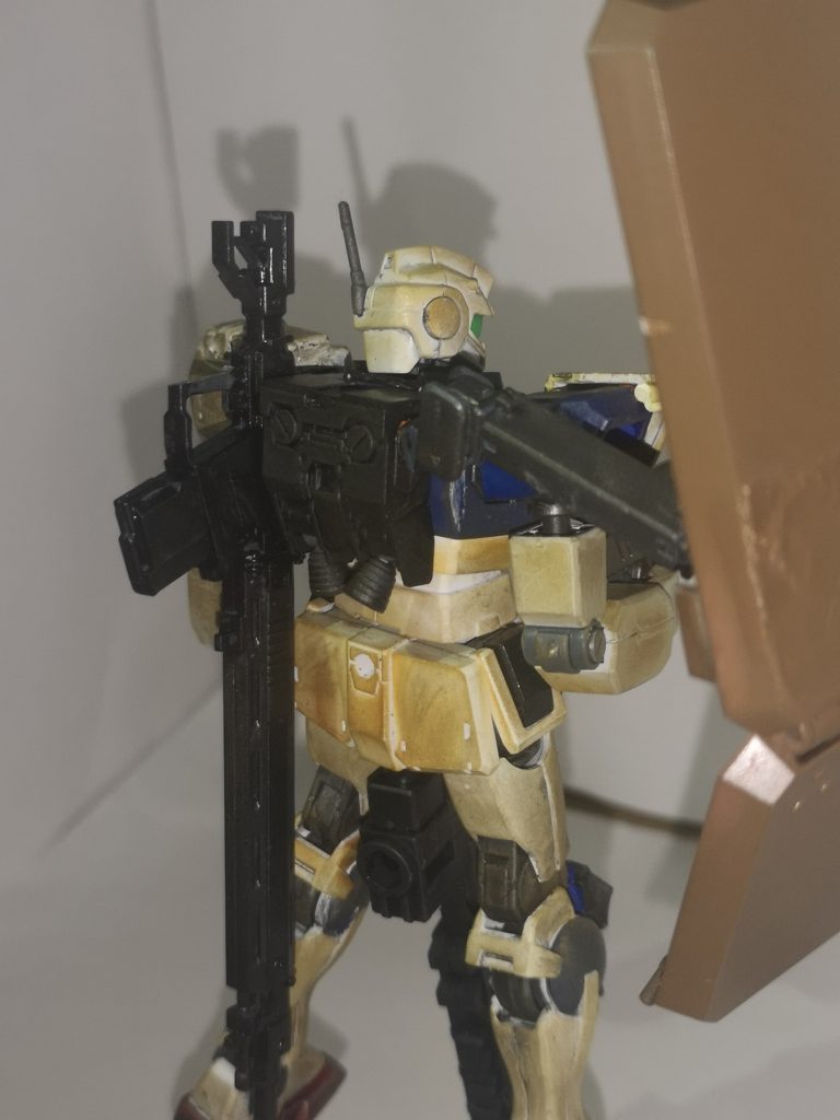 バックショット
武装をランドセルにマウントできます。
盾がないのでジムカーディガンからアームを、ギラドーガから盾を拝借しています。
過去作のジムスナイパーもそうですが、フレキシブルアームは非常に使いやすいパーツだと思っています。