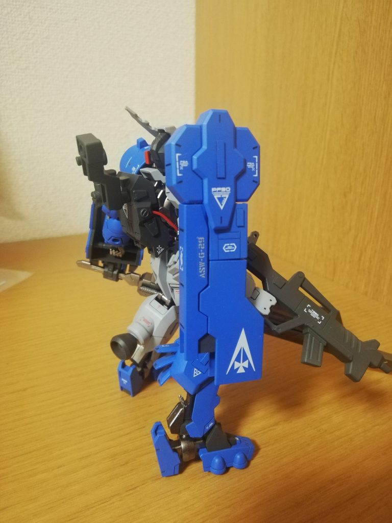 サイド
ガッツリデカール貼ってます
胴からランドセルにかけて赤いパイプを追加してます