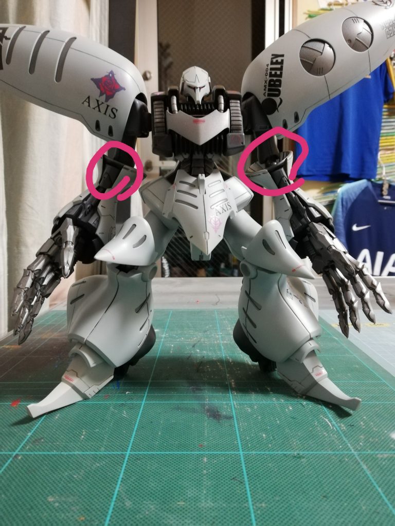 個体差もあると思いますが赤丸部分の肘関節が動かすとぼとぼと落ちていきます。これに関してはボールジョイントなのでボール側を接着剤で太くすれば対応できますね。