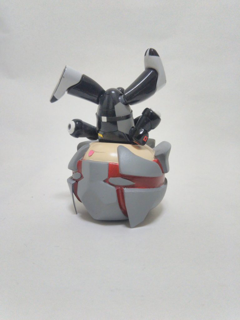 頭部が重いのでバランスを崩すと勝手にブレイクダンスを始めます。