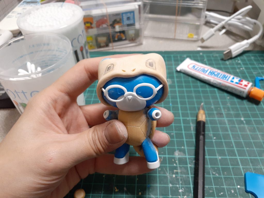 いつもながらパテ盛り盛りしての制作
メガネはプラ板で制作