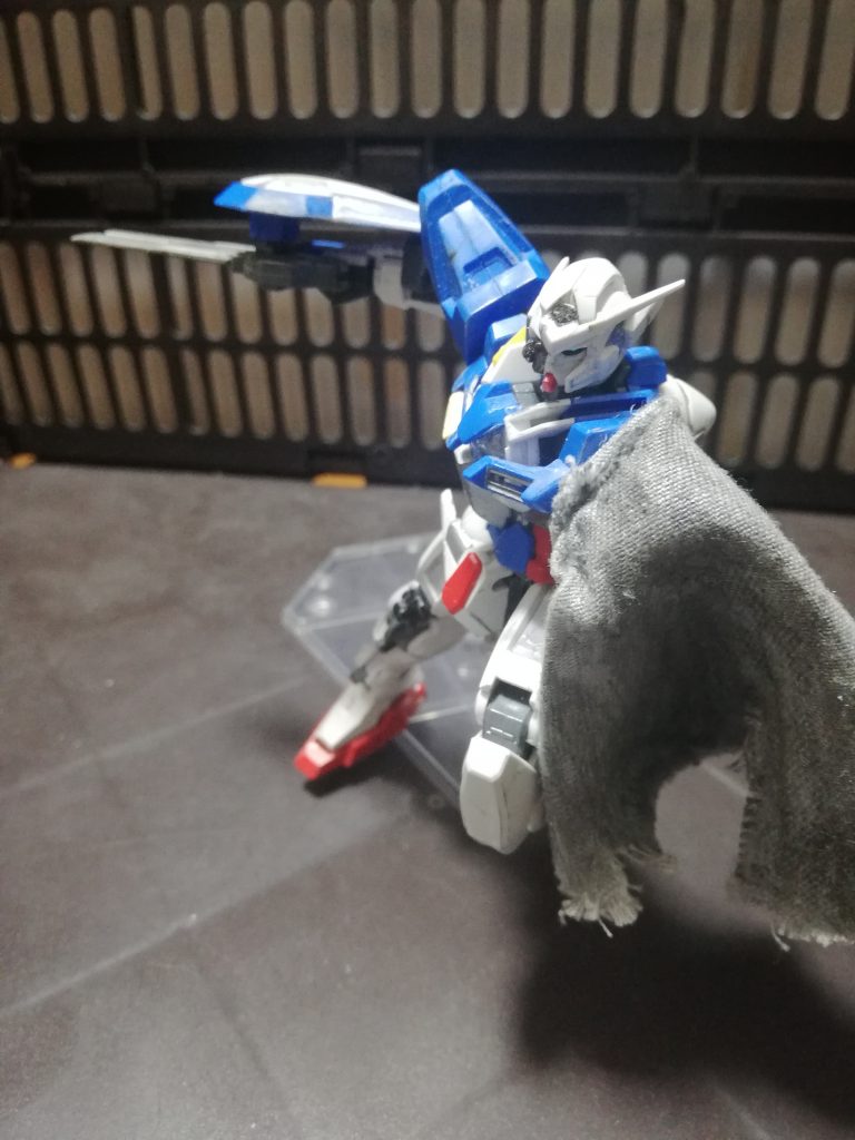 エクシアリペア、まさしくロマンの塊。初めて見た時にビビっときて買おうと思ったらMGかプレバンのRG………………お金がなぁ、と思い自作しました。今からざっと4,5年くらい前だった気がします。