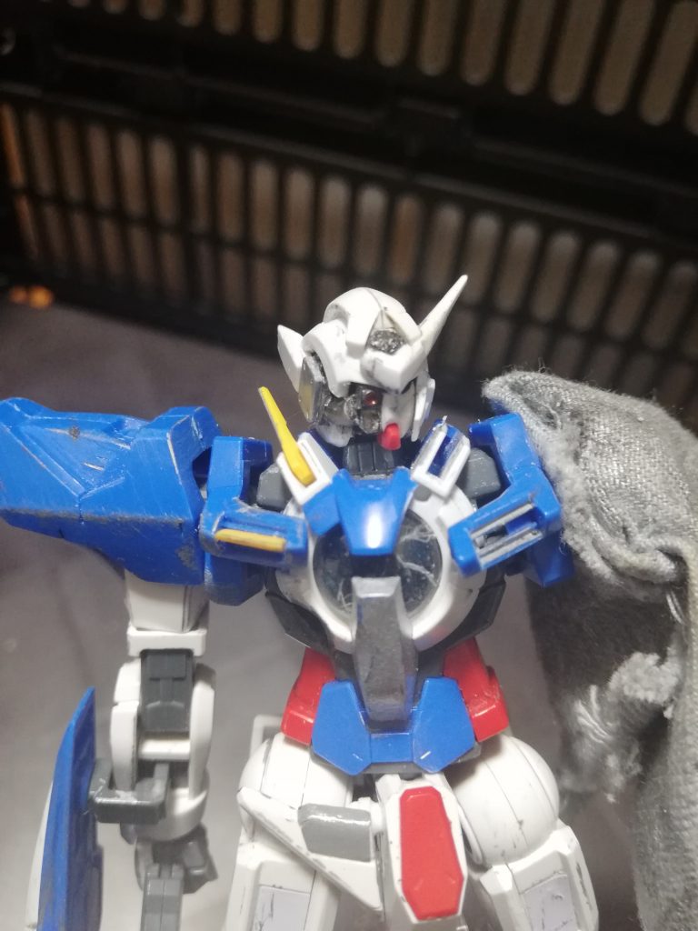 破損した顔はジャンクパーツやMSG、ランナーの切れ端を使いでっち上げました。
マントは布を編んでどうにかしました。