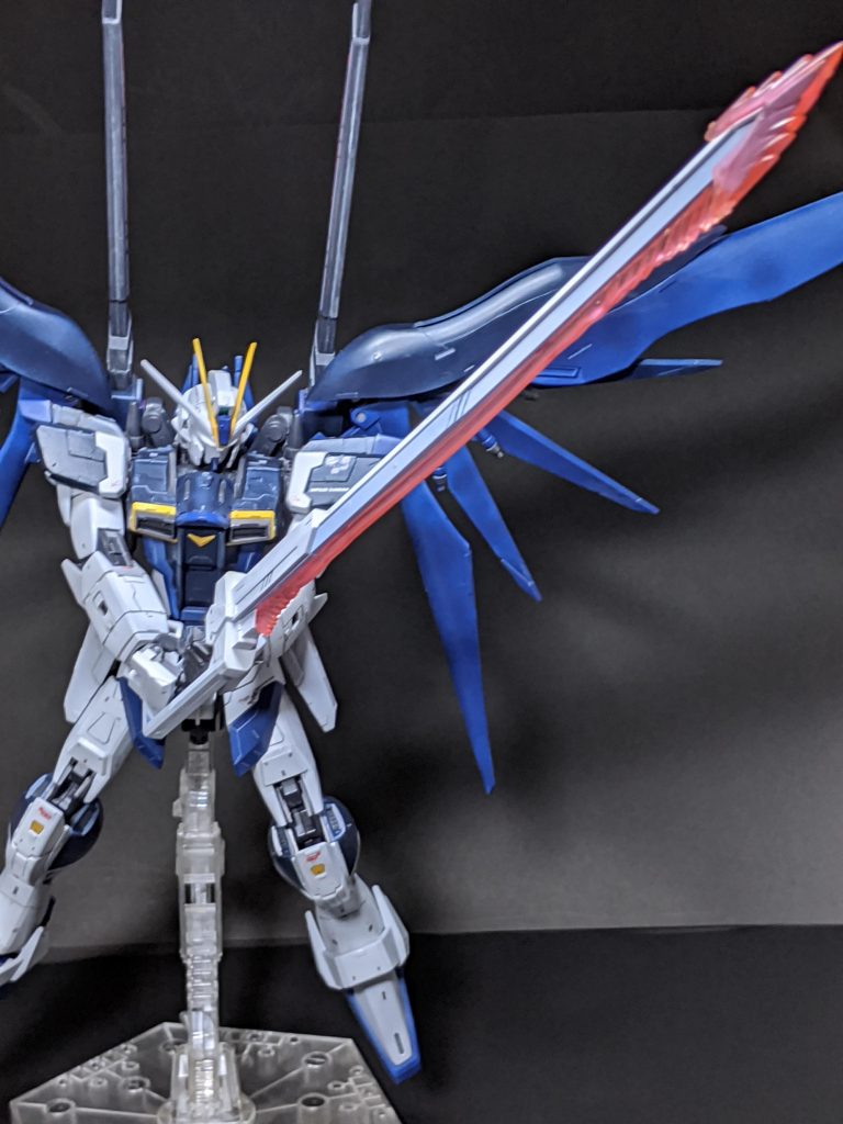 mgディスティニーの箱絵風…向きが逆ですね。
ガンプラの箱絵はかっこいいので模型屋さんに行くと2〜3時間は箱と解説見てられます。