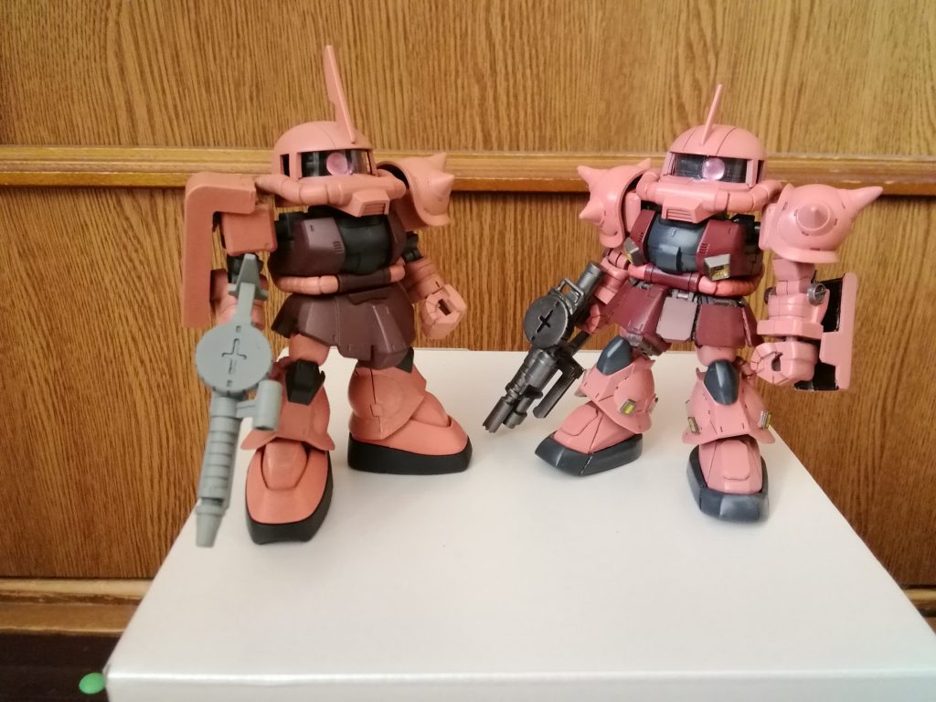 旧作との並びです。塗料も、旧作はかつてのシャアザク用塗料を使用していたので、今作はリニューアルされたシャアザク用塗料で塗装してみました。