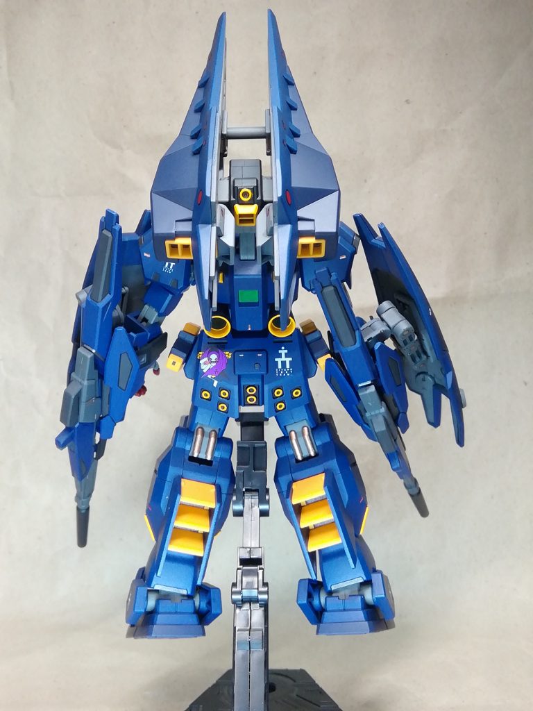 A.O.Z系の機体の後ろ姿って結構好きです。
バックパックのマルチコネクターポッドの謎穴はコトブキヤのバーニア角で塞ぎました。