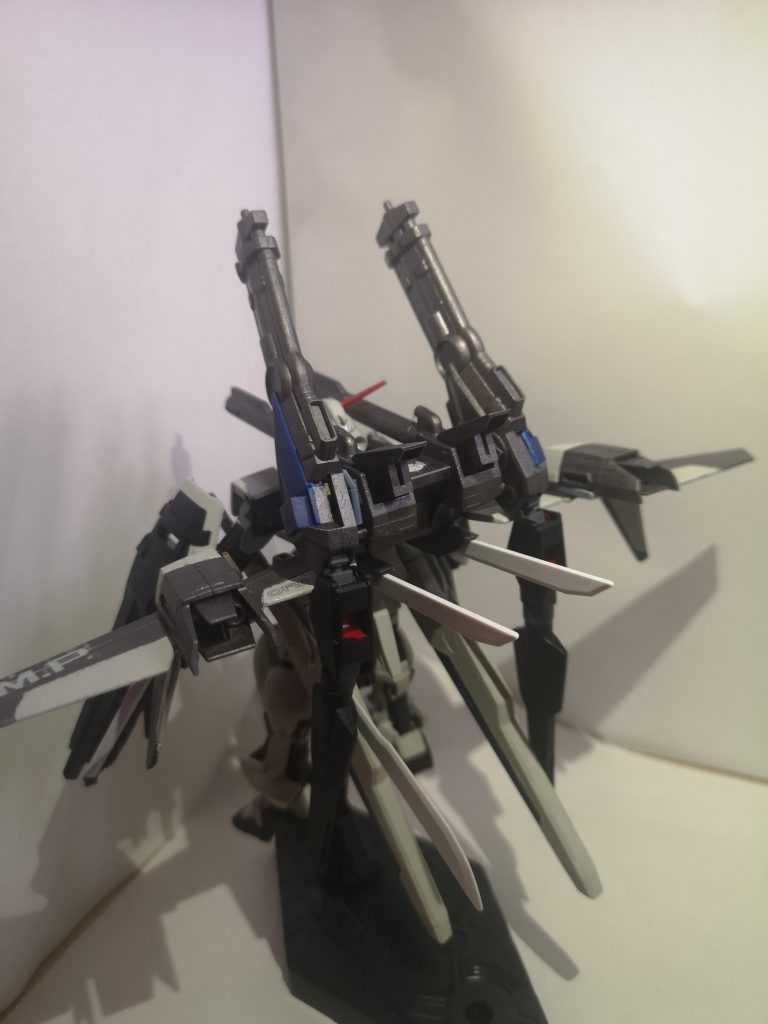 バックショット
ペルフェクトパック最大の魅力は大型ビームキャノンと後方に配備した誘導機動ビーム砲塔システムだろう。
後者のシステム導入により擬似的ながらプロヴィデンスのようなオールレンジ攻撃が可能になった。
オーブに存在しなかったこの技術は、自身を救世主と名乗る緑髪の男性が提供したとされているが詳細は不明である。
与太話はさておき、実際はIWSP側面にシグーディープアームズの試製指向性熱エネルギー砲を装備させています。
後方のパーツはリボーンズガンダムのフィンファングです。
砲とファングはポリキャップのランナーで接続させています。
他にはウィングを1枚にまとめ、羽を延長しています。