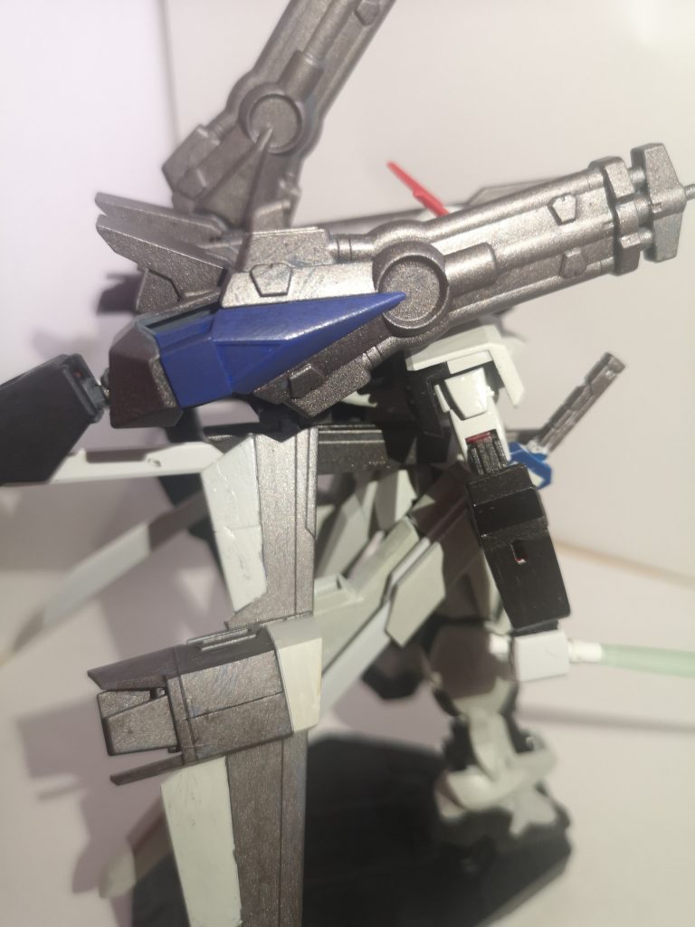 サイドショット
羽は折りたたみ可能。キャノンはある程度肩に干渉しますが、ポージングを妨げることはありません。