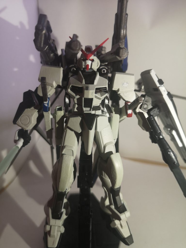 正面
腰に対艦刀とバラエーナを差しています。
そのため腕が閉じられないのは難点。
背中にはIWSPを背負っています。
詳細は後述。
胸の「0」は試作機を表し、0の右が空いているのは0号機で完成したことを意味しています