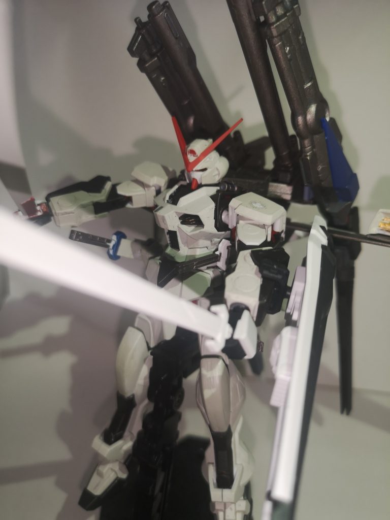 通常立ちでのポージング。
腰に装備が多いので、撚るポーズは残念ながら不可能です…