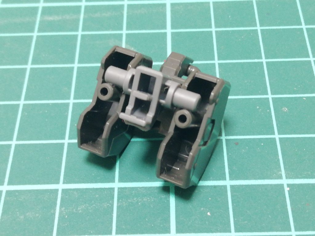 バトルブレードを腰にマウントできるようマルチラックを改造しました。