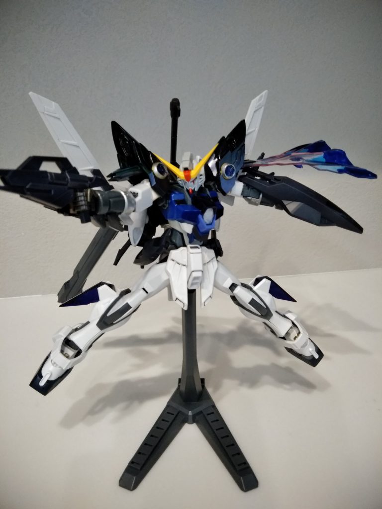 シールドと小型ビームライフル!
パルマフィオキーナ砲はオミットしていて腕のブースターや手甲により
打撃威力を高めています。
ビームシールドは肩部に装備
マントのような形状になる。