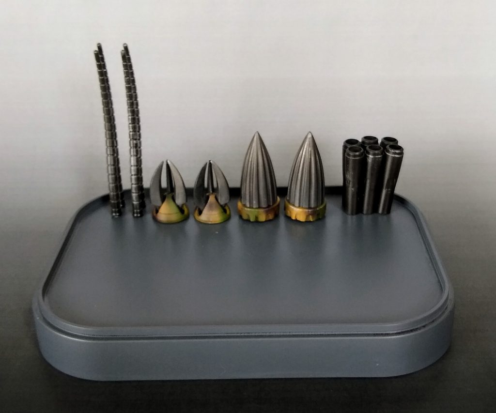 100均のトレーをひっくり返してグレーで塗装した飾り台です。