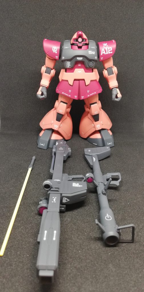 今回はスジボリ及び塗装のための段落ちモールド加工のみとなります。
スジボリ用工具及び使用塗料は下記となっています。
【スジボリ用工具】
〇シモムラアレック ホーリー0.15mm
 
【塗料】
○クレオス シャアレッド(希釈1:2)
○クレオス シャアピンク(希釈1:2)
○ガイアノーツ メカサフスーパーヘヴィー(希釈1:1.5)
○ガイアノーツ サーフェイサーEVOホワイト(希釈1:1.5)
○タミヤ スミ入れ塗料ダークグレー
○クレオス スーパースムースクリアーつや消し(希釈1:3)
【エアブラシ】
エアブラシワークセット メテオ
塗り分けは、一切せずにパーツ、部位ごとの塗装でできました。
さすが、噂通りの良キットでした。
失敗点①
スジボリのガイドをあまり考えておらず、普通のマスキングテープをガイドに使用していたため、線に歪みが生じている個所が出てしまいました。
失敗点②
クリアー塗装の前に組み立ててしまい、一部塗装が剥げてしまった個所がありました。組み立て直前での我慢が足りませんでした。
次回は、まだ塗料の”シャアレッド”が1機分残っているので、HGUCのギャン(REVIVE)をシャア専用機で作成したいと考えております。スジボリのガイドをきちんと使用し、今回の失敗点を克服したいと思います。