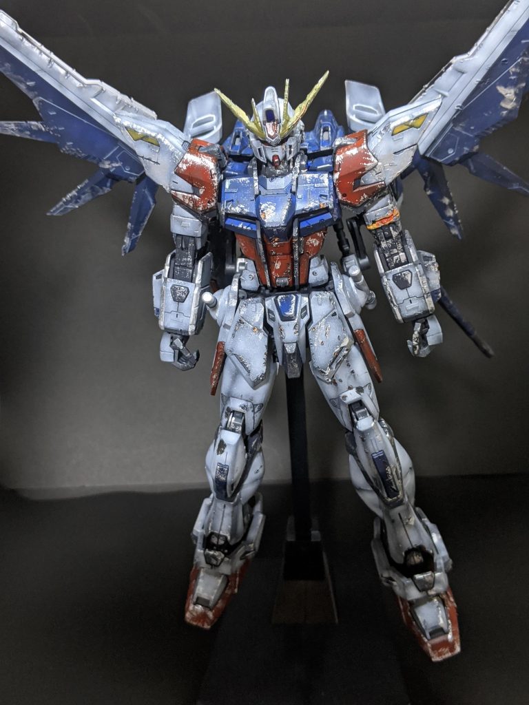 3月31日にガンダムチャンネルでの限定復活がなくなるので初投稿です。
MGビルドストライク（以下ビルスト)を作りました。今回のビルストは本編の6話の戦う理由のアメイジングザクとの戦闘での損傷をところどころ原型を留めるように傷を入れ下地黒のシャドウを入れて塗装しました。