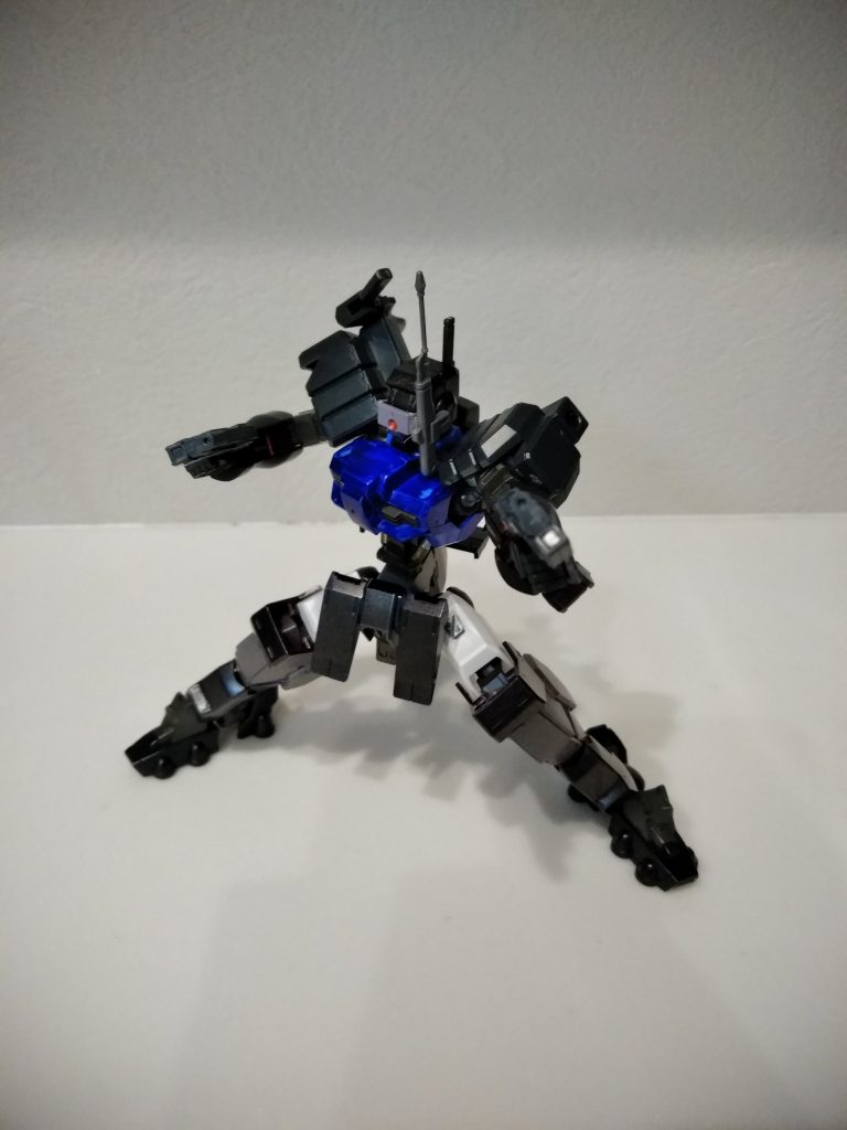 裏設定は鉄血版ペイルライダーや
ゴーストジェガンをイメージしました!
フラウロスに獅電のパーツをハメ込み、はさみこみしているため接着はしていません!