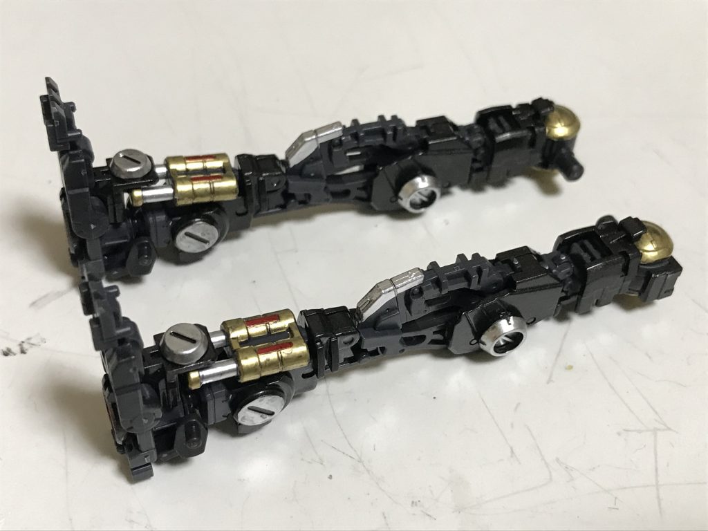 いちばん萌えたのは脚のフレームの工程です。ガンマカのゴールドとシャインシルバーは、ほんと何本あっても困りません。