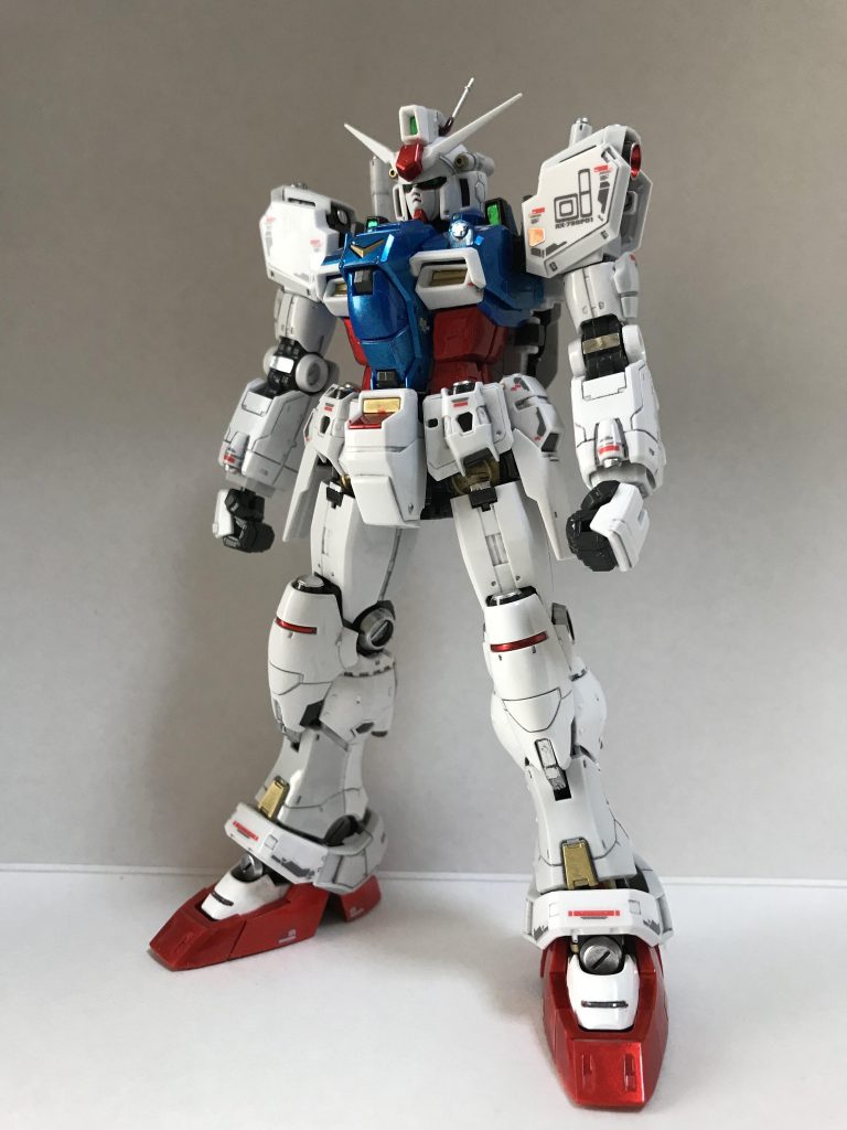 青の部分はガンマカの「コスモメタブルー」、赤の部分はガンマカの「ロイヤルメタレッド」、白の部分は成形色のままです。フレーム等はクレオスの黒鉄色と焼鉄色を筆塗り。あとはガンマカの金銀黒灰でディテールをちょこちょこ塗って、ガンマカのリアルタッチグレー2で墨入れし、最後にトップコート(光沢)を吹きました。