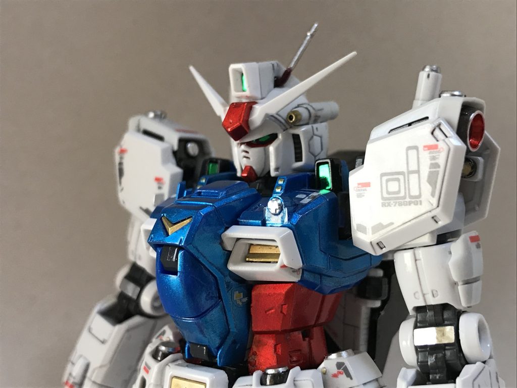 コスモメタブルーは少し色みが薄いのですが、全部この色で塗ってしまえば意外に違和感はありません。また、ロイヤルメタレッドはとても深みがあってハマりました。ただ、いずれもかなり密着が悪く、すぐ剥がれます。遊ぶ前にトップコートが必須だと思います。