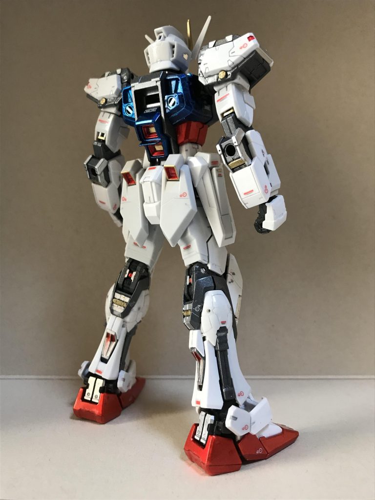 白い装甲は成形色のままです。フレームは初めてタミヤの「ブライトガンメタル」を使いました。もっとキラキラさせてもよかったです。