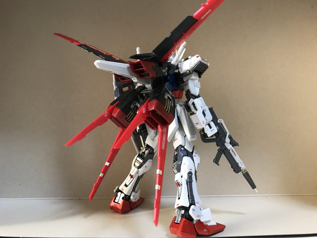 でも、エールストライカーを装備した途端に自立が難しくなり、ポーズの微調整もけっこうたいへんです。地球の重力が疎ましい…。
定番のアーマーシュナイダーを構えるポーズも撮るつもりでしたが、軟弱な足腰と多発するポロリに疲れました。