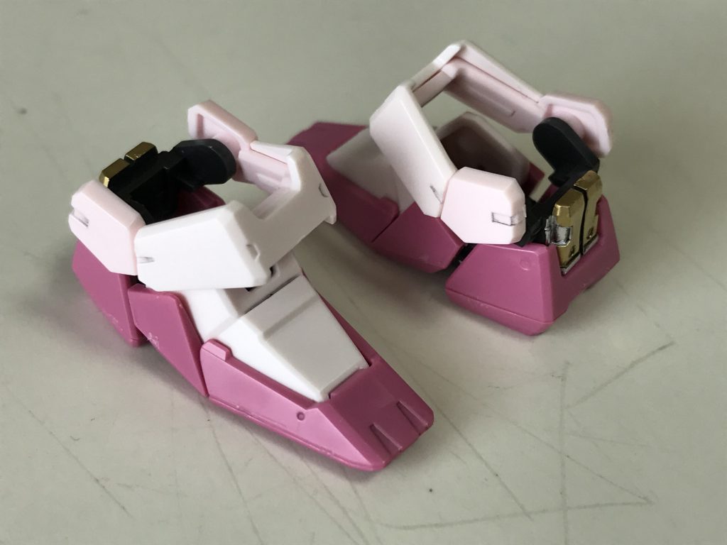 ピンクのスリッパ。制作の頭からガンダムっぽくない感じですが、それがルージュのオリジナリティですね(^^)