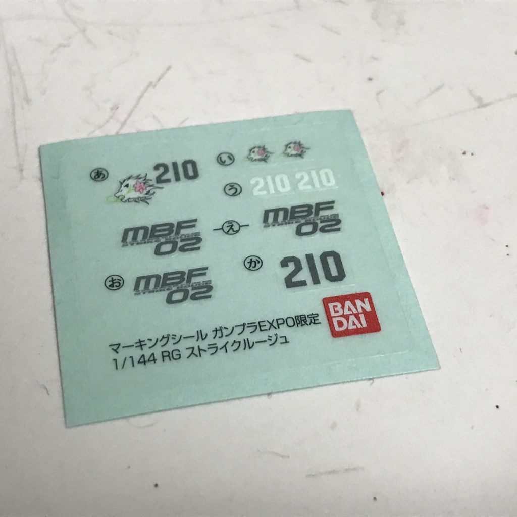 デカールもエールストライク用をそのまま使いますが、追加でルージュ用のデカールが付いています。