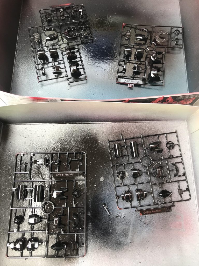 赤・濃い赤のランナーをまずはツヤあり黒に。