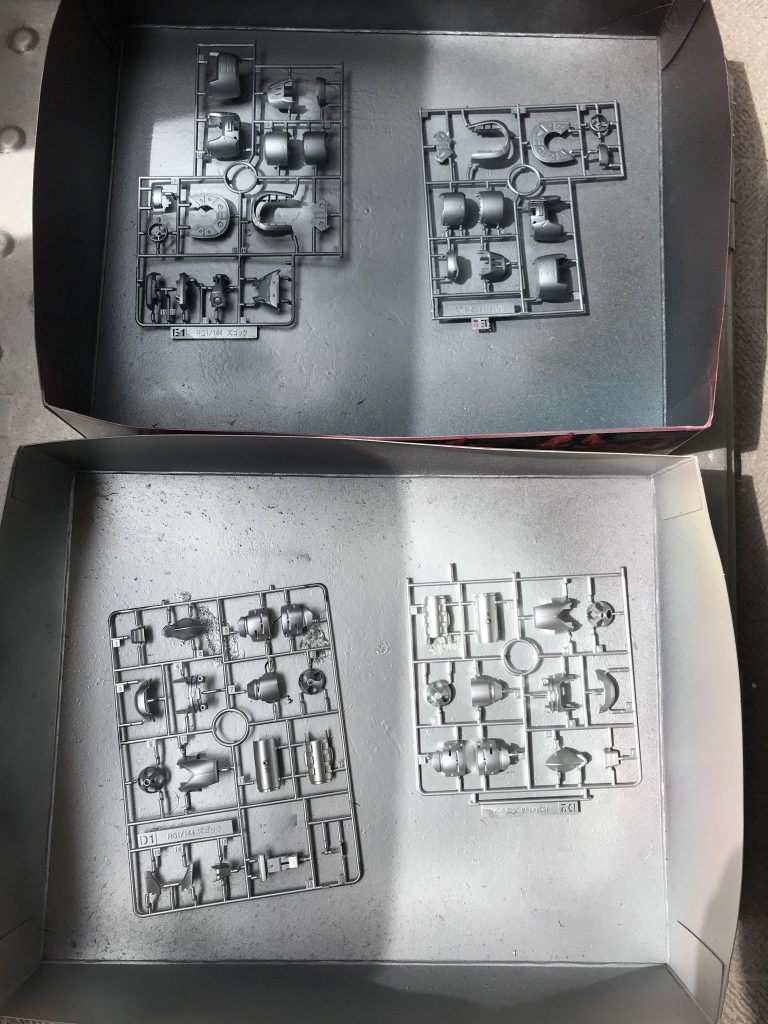 続いて普通の赤部分にはシルバーを（写真下方）、濃い赤部分にはガンメタルを（写真上方）吹きました。シルバーはタミヤのシルバーリーフ、ガンメタルはタミヤのブライトガンメタルを使いました。