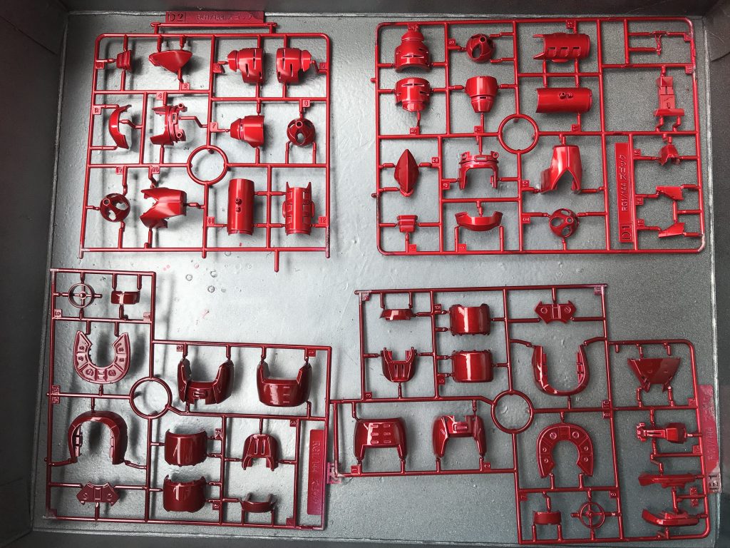 最後にクリアーレッドを吹いて、完了です。タミヤのクリアーレッドを使いました。基本、1層だけです（ランナーの四方や裏からも吹いているので、1層とはいえ割とたっぷりめです）。