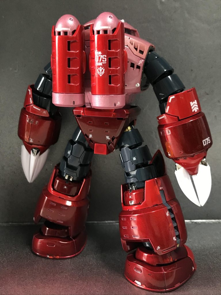 ランナーごと塗装したため、各所にゲート跡が目立ちます。下地のシルバーや黒が出てしまいました。簡易的にガンマカのロイヤルメタレッドでリタッチしましたが…。次回キャンディ塗装する時は、ちゃんと切ってからやります。