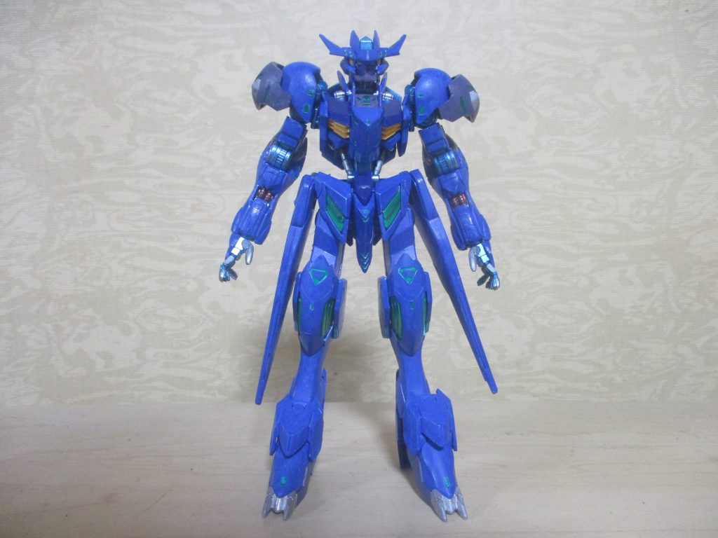 正面
頭部と胸はレクスで、それ以外はルプスです。
カラーリングは、「ブラック・ブレット」の里見蓮太郎の髪色と「ばらかもん」の半田清舟の作務衣をイメージした青を基調にしてます。