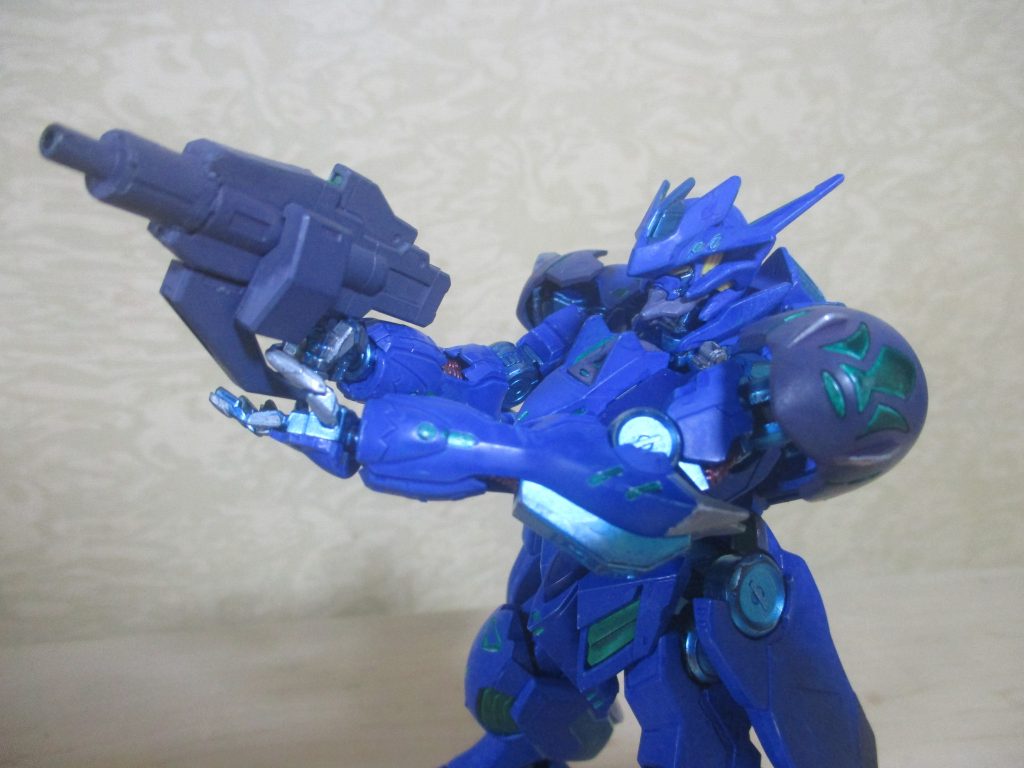 メイン武器はマシンガン。レギンレイズの物に、ルプスのオマケであった台座用のジョイントを移植しました。蓮太郎の武器、XD拳銃を意識してます。