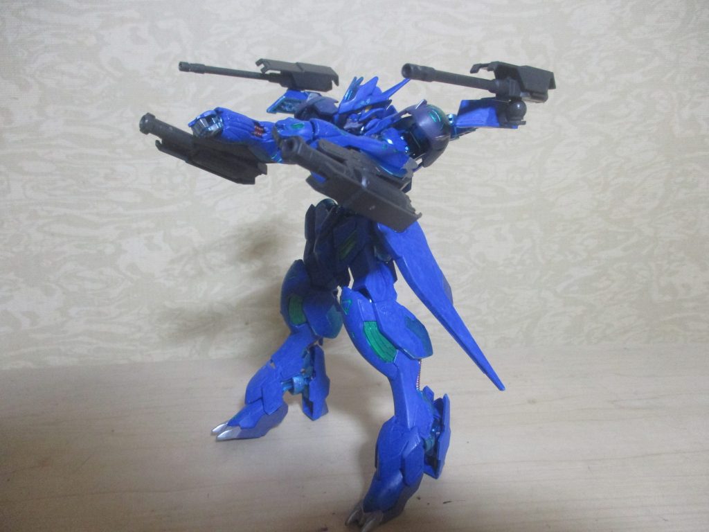 両腕にロケット砲、バックパックに200mm砲を展開。