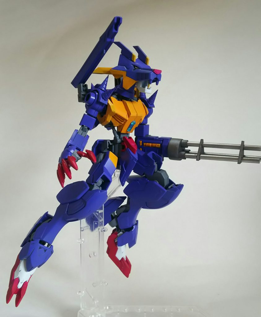 適当にポージングを。
再現重視の結果、腕まわりの可動はほぼありません...