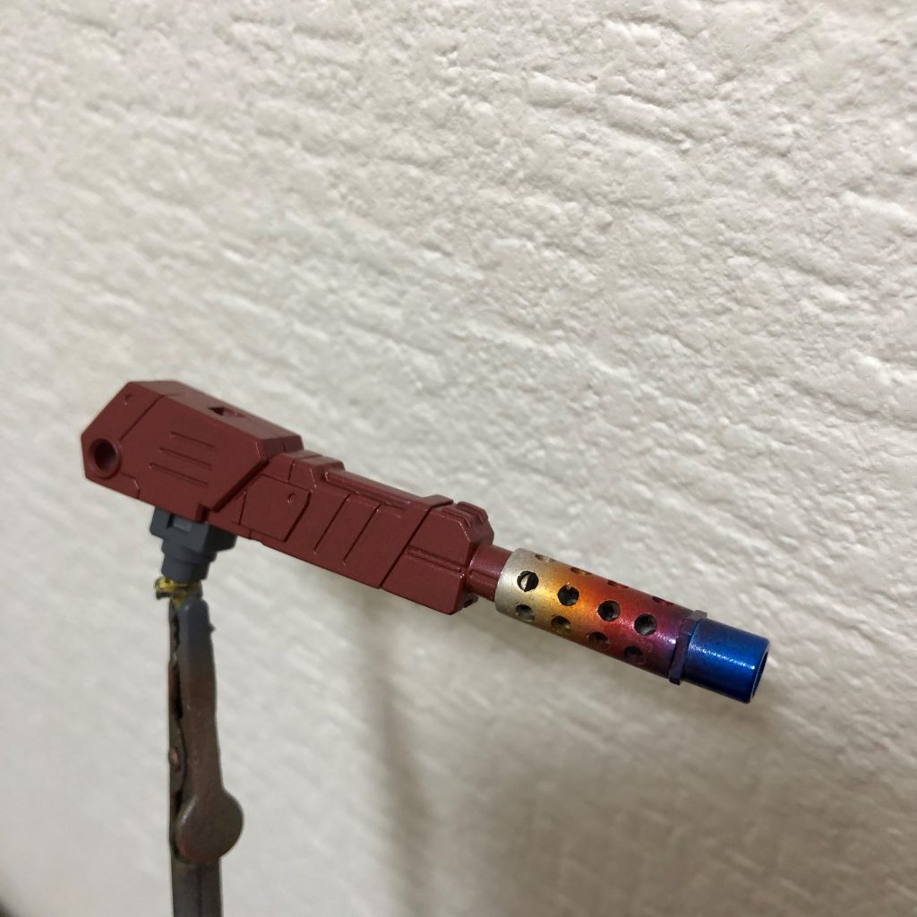 同じくシールドファンネル3号基の基部。火炎のイメージを持たせたかったので、火炎放射器という設定の下で焼けた表現にチャレンジしました。ちょっと青色がキツいかな？