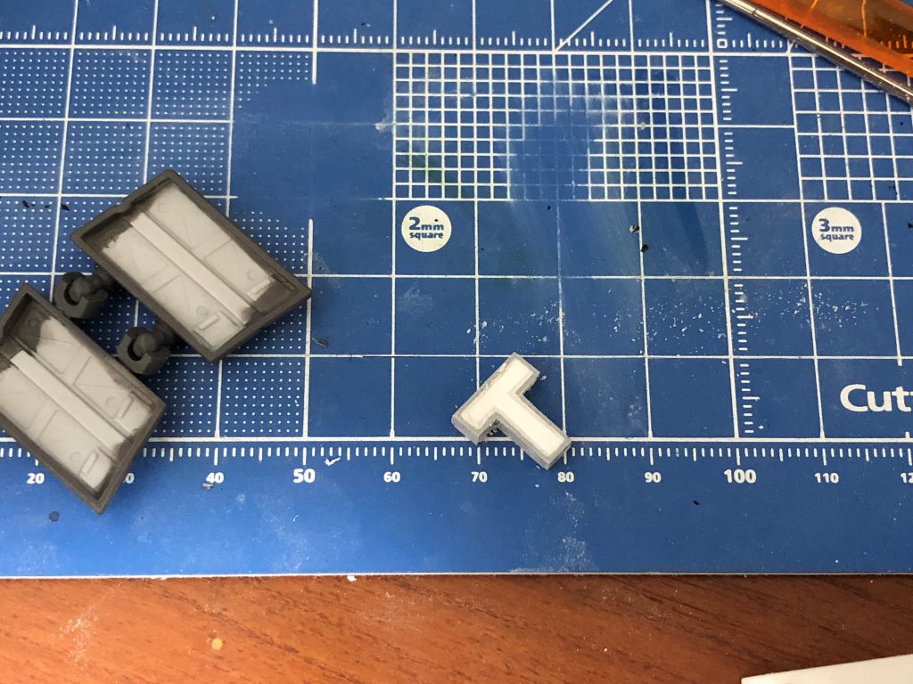 サイコフレーム共振器。ランナーのT字部分を切り出して削ってプラ板で囲いました。「この形をしてたら非科学的な事やっても許されるだろう」という記号的な効果を狙っています。真面目に。