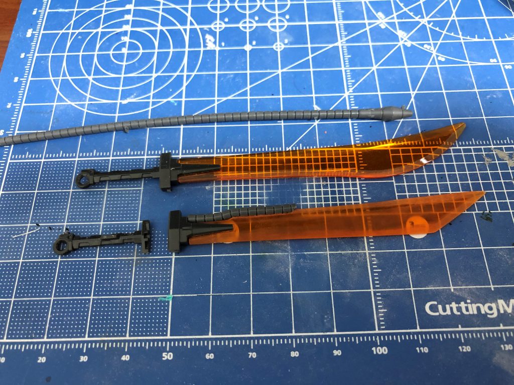 シールドファンネル3号基のヒートサーベル。イフリートのHG版キットが限定品しか販売していないので、グフ系のキットの装備から頑張って錬成しました。