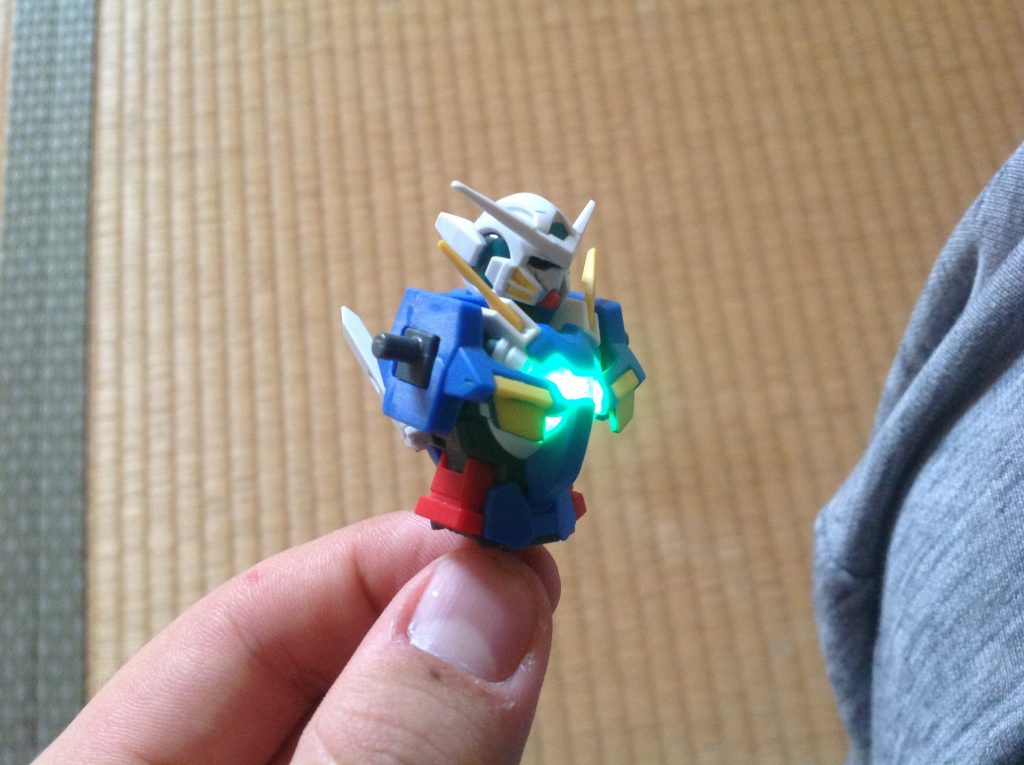 胸部にミライトを仕込みました
光ります